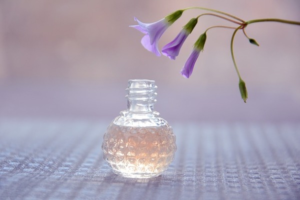 A Pocket Guide to the Use of Refillable Perfume Bottles2 A Pocket Guide to the Use of Refillable Perfume Bottles2